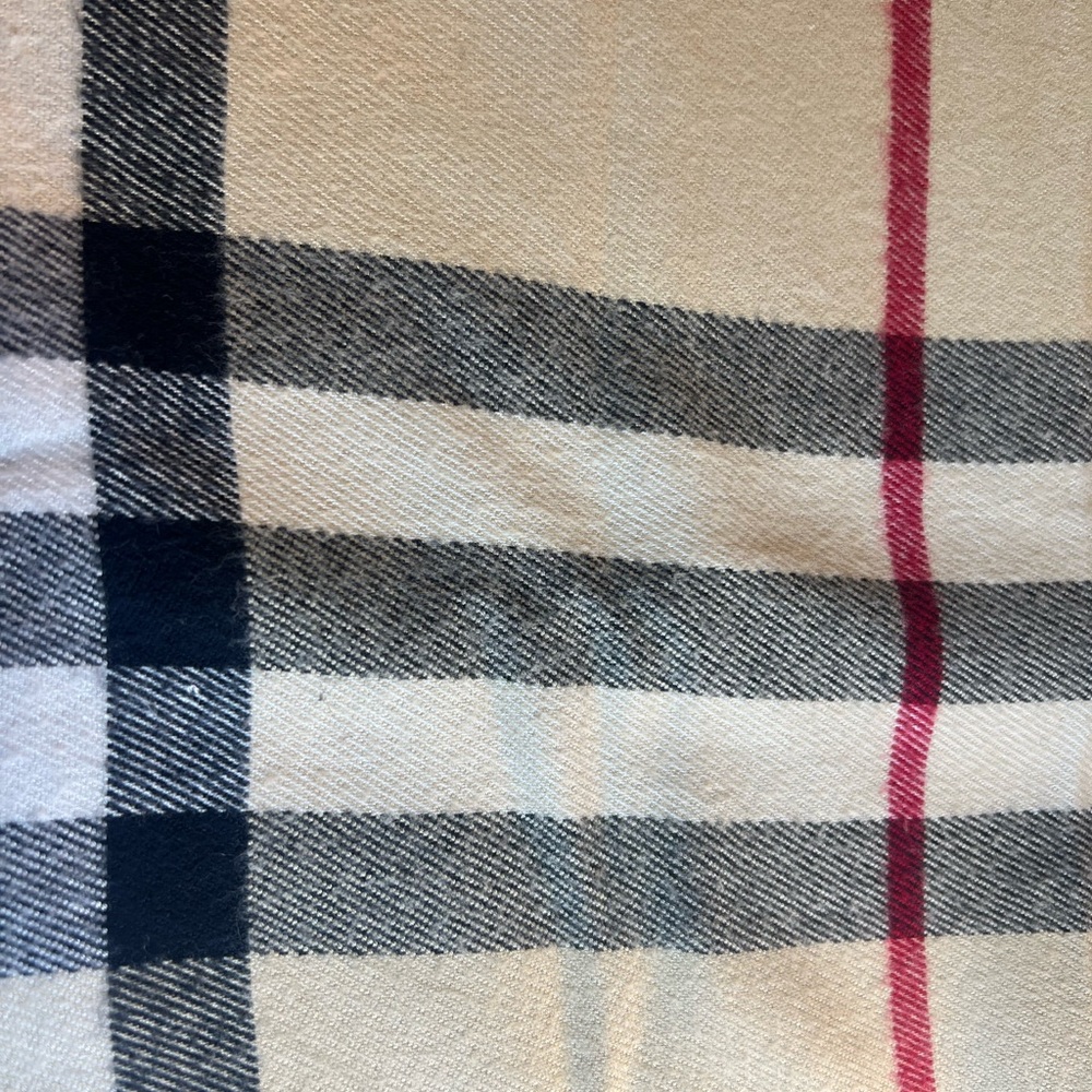 Burberry Soft Scarf in Excellent Condition - Picture 6 of 8